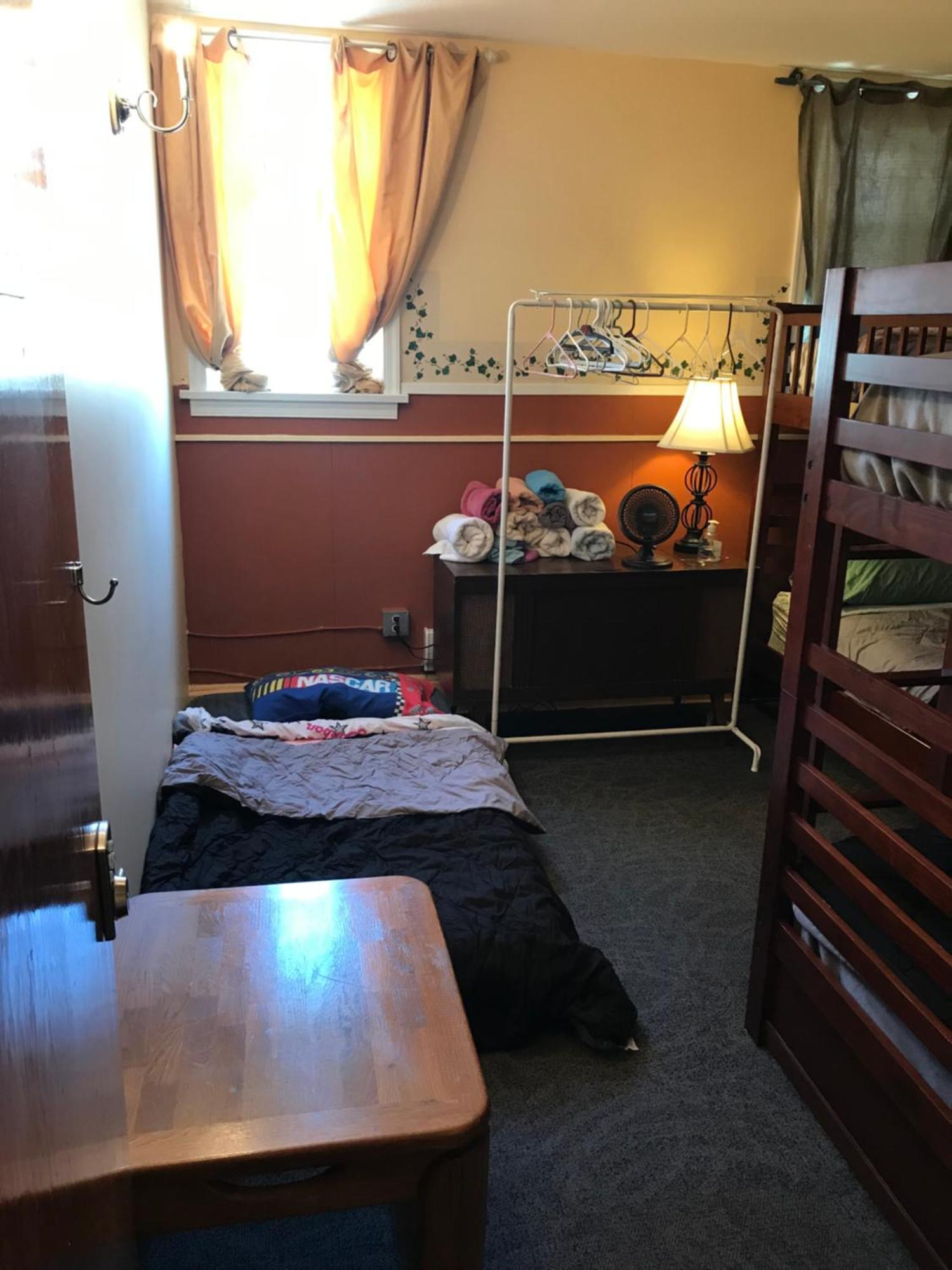 Char'S Landing Hostel Port Alberni Habitación foto