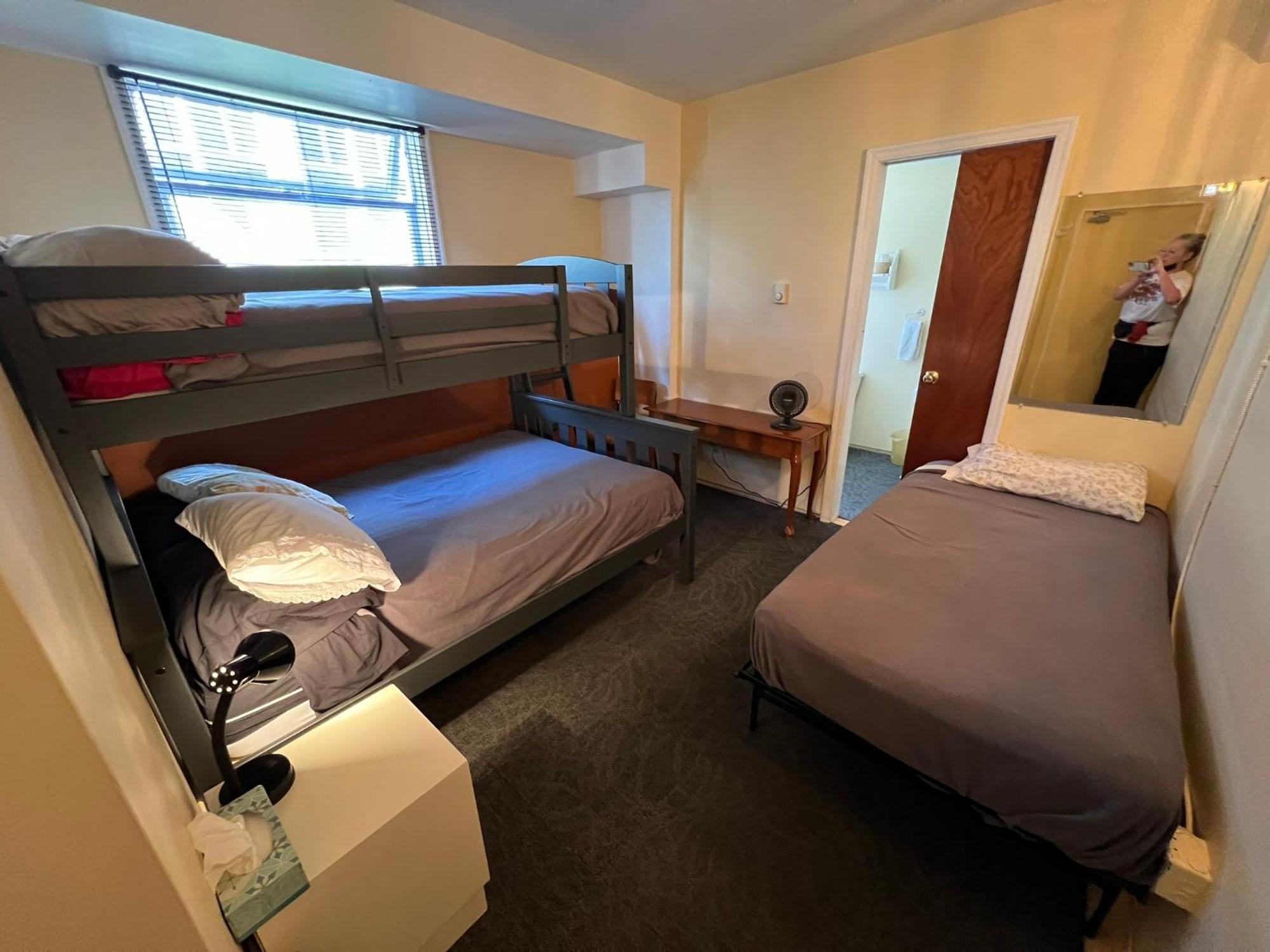 Char'S Landing Hostel Port Alberni Habitación foto